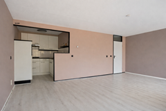 Ruimtelijke woonkamer met open keuken.png